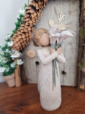 Willow Tree - Beautiful Wishes 2010 - Girl Holding White Flowers